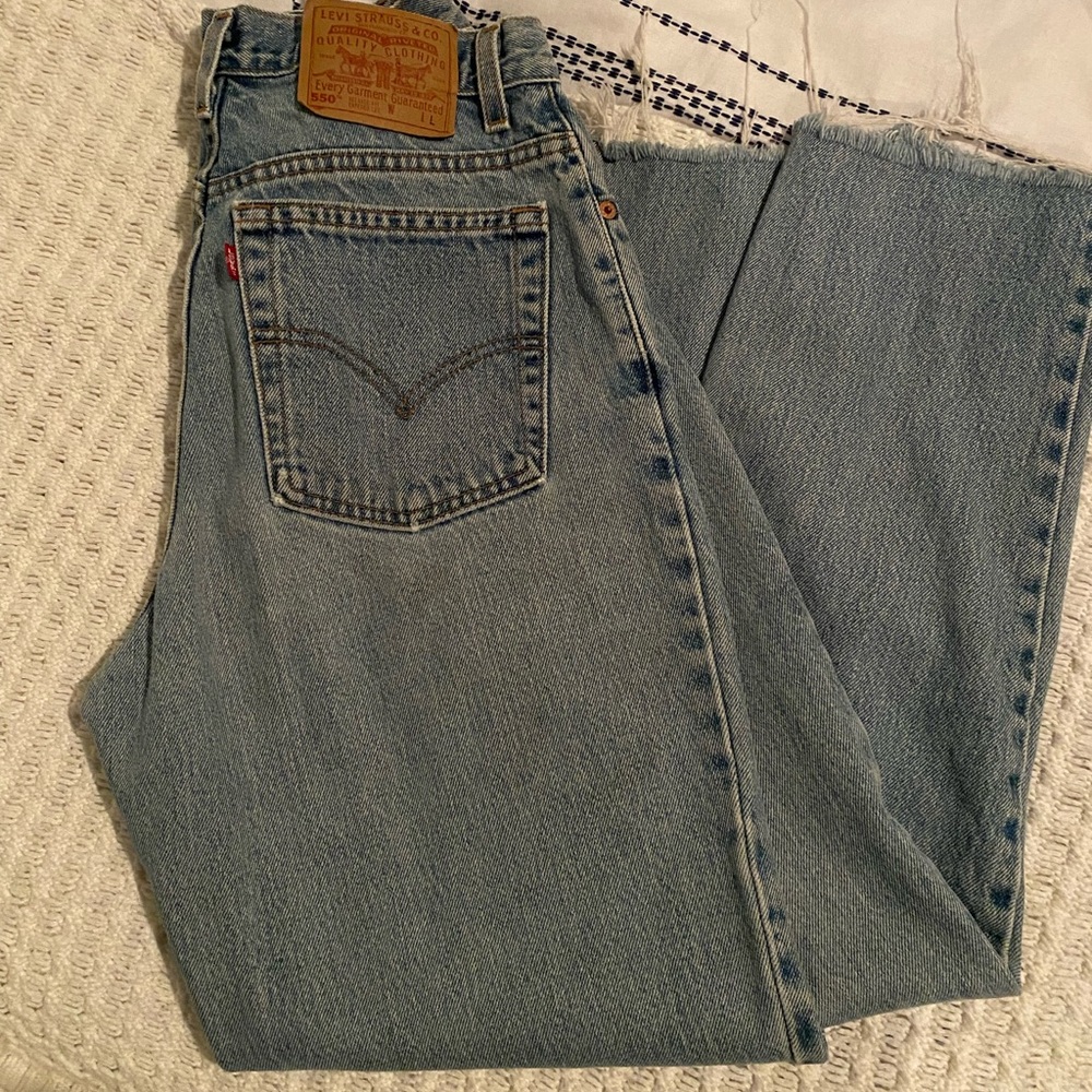 Relaxed Fit Tapered Leg Distressed Levi 550 Jeans Medium Wash